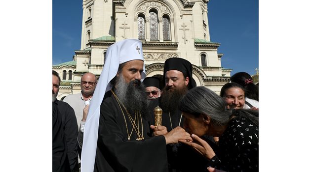 Мирянка целува ръка на новоизбрания български патриарх Даниил. 
СНИМКА: ЙОРДАН СИМЕОНОВ