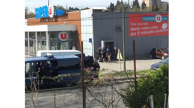 Полицията е обкръжила супермаркета в Треб.