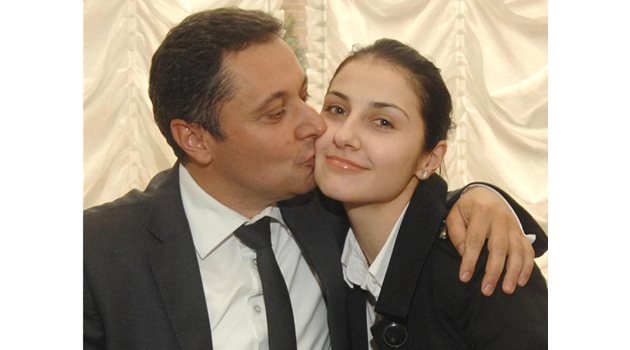ГОДЕЖ: Яне Янев целува годеницата си Галя, след като й подари пръстен и огърлица.