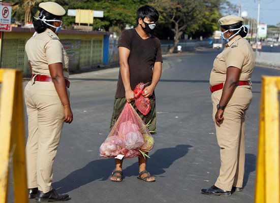 Бой с пръчка за неспазване на карантината в Индия СНИМКА: Ройтерс