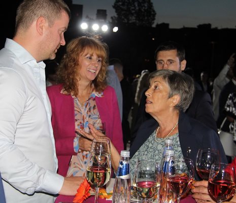 Кметът на Стара Загора Живко Тодоров на партито за 39-ия си рожден ден заедно със заместниците си Красимира Чахова и Иванка Сотирова (отляво надясно). Снимка: Ваньо Стоилов