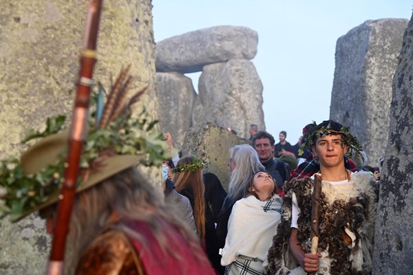 Хиляди посрещнаха юнското слънцестоене край каменния кръг в Стоунхендж, Великобритания
Снимка: Ройтерс