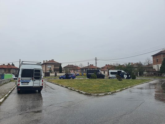 Бусове на жандармерията все още са в махалата в Стамболийски.