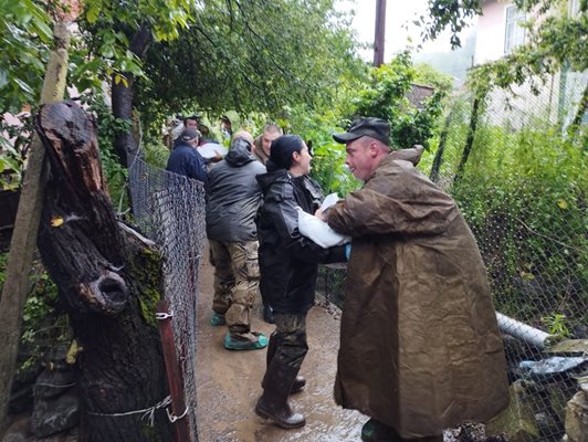 Военнослужещи помагат на бедстващите при наводнението в Берковица Снимка: Министерство на отбраната