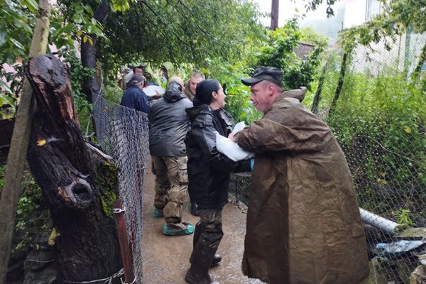 Военнослужещи помагат на бедстващите при наводнението в Берковица Снимка: Министерство на отбраната