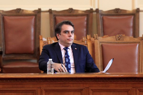 Според Асен Василев новият бюджет може да бъде приет от депутатите до края на юли.