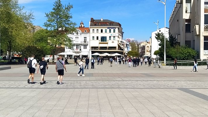 И днес топлото време в Пловдив накара хората да се разхождат с тениски къси панталони по централния площад.