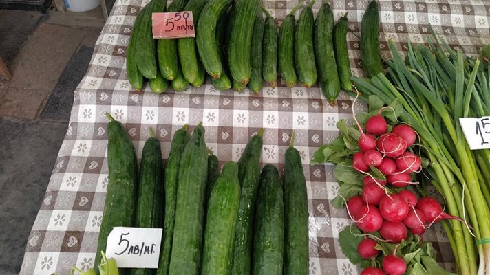 Краставиците на борсата се изкупуват за 2,50 лева. В Пловдив ги предлагат на двойна цена. При това търговецът нито е сял, нито е копал, нито се е изпотил.