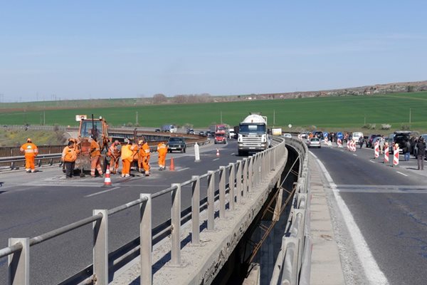 Подготовката на платното, по което ще минават автомобилите на моста при “Елешница” вече в ход. От 27 април ще започне ремонтът на съседното платно, на което са дупките.