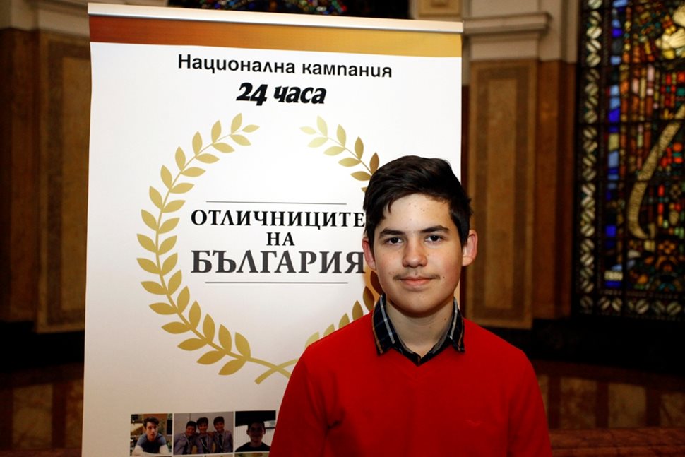 ГЕОРГИ ЗЛАТИНОВ, печели над 30 международни медала по математика