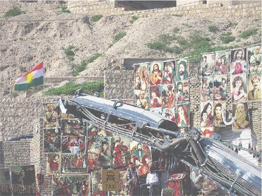 В подножието на живописната крепост в град Ербил, столица на Кюрдската автономия в Северен Ирак. Тук на едно място се продават християнски икони, наравно с шиитски ислямски портрети на имам Али, кюрдски фолклорни мотиви и портрети на президента Барзани.
