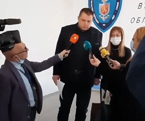 Заради  инцидента в ОД на МВР-София днес бе даден кратък брифинг от Окръжния прокурор Наталия Николова и директора на Областната дирекция на МВР старши комисар Николай Спасов.