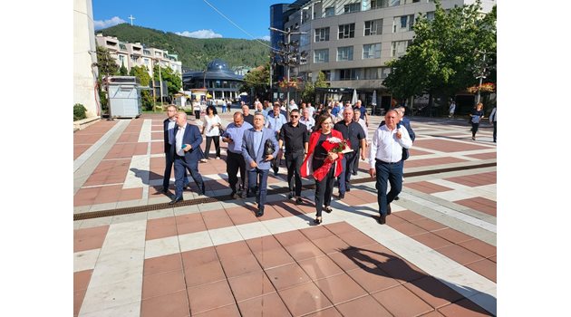 Лидерът на БСП и водач на листата на "БСП за България" в 1 МИР Благоевград Корнелия Нинова откри кампанията на левицата в областния град.