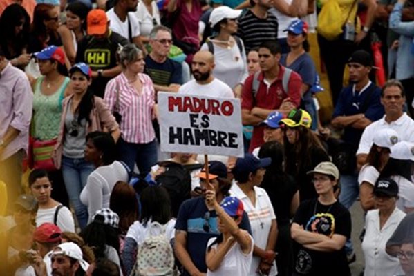 Вчера хиляди опозиционери блокираха основни пътни артерии във Венецуела. СНИМКА: Ройтерс
