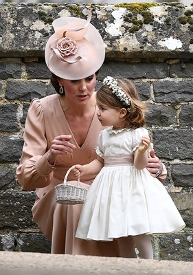 Малката принцеса Шарлот бе най-впечатляващата шаферка на сватбата на нейната леля Пипа Мидълтън. СНИМКИ: Ройтерс