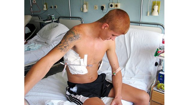 Калоян Стоянчов-Голямата Рижа в болничната стая, след като бе намушкан при сбиване в дискотека в Слънчев бряг през лятото на 2006 г.