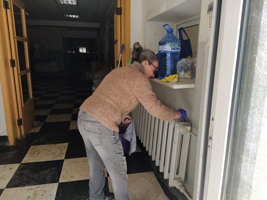 Жена от Украйна бърше радиатора на входа на бившата болница. И често си поплаква.