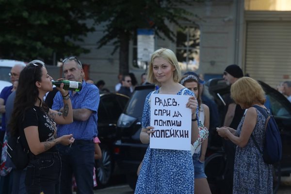 И президентът попадна под атаките на протестиращите.