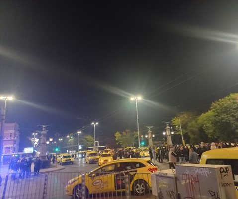 Десетки таксита блокираха Орлов мост в знак на протест