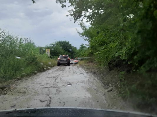 Част от колите са отбили и се движат по черен път към Бургас