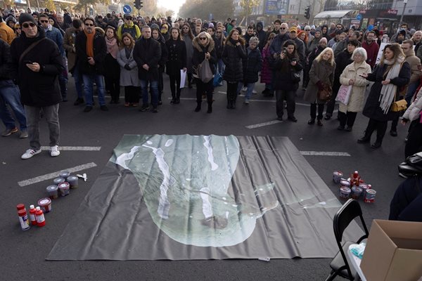 Стотици сърби излязоха на антиправителствена демонстрация на гарата в Нови Сад Снимка: Ройтерс