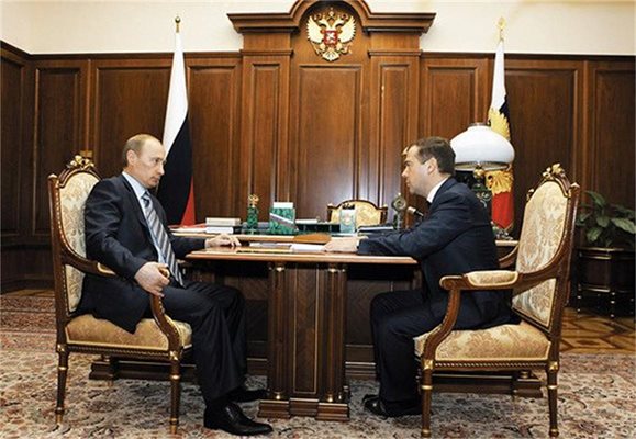 На това бюро в последните години се смениха двама души - Владимир Путин и Дмитрий Медведев