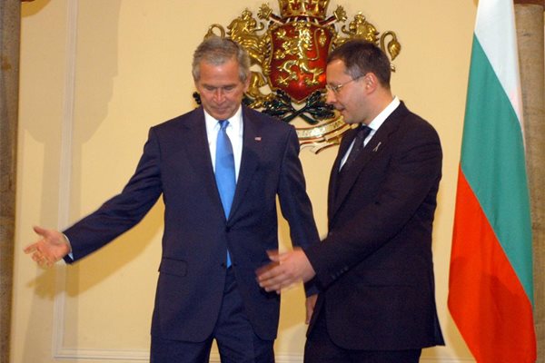 Сергей Станишев приема Джордж Буш в Министерския съвет в София. Президентът на САЩ му поднесе като личен подарък рокерско яке.