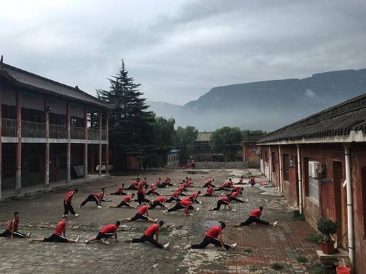 Упражнения в двора на манастира