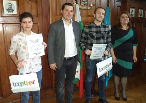 Яница и Александър получиха грамоти от зам.-кмета на Пловдив Амелия Гешева.