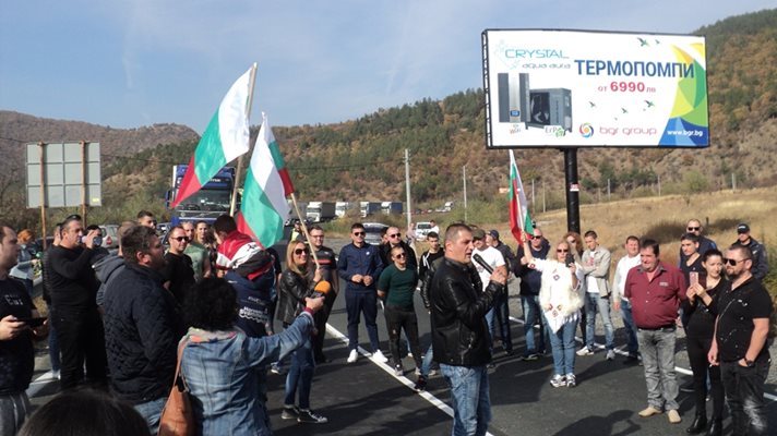 Над 200 протестиращи срещу цените на горивата затвориха пътя за "Кулата". СНИМКИ: Авторката