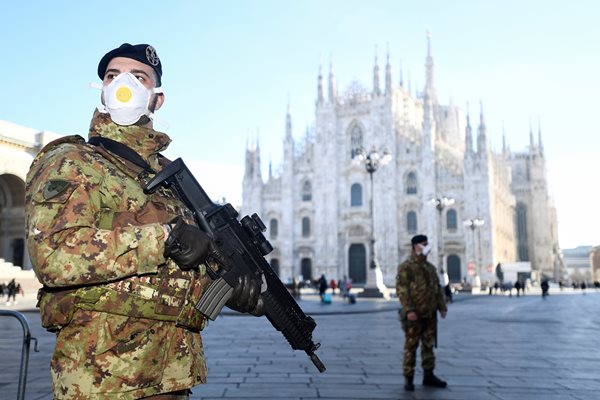 Военни с маски охраняват района на катедралата в Милано, която е затворена заради коронавируса.

