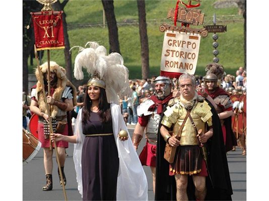 Много жители на Рим се забавляват в Римската историческа група през свободното си време. Италианец, облечен като римски легионер пие кафе от машина.
СНИМКИ: АВТОРЪТ
