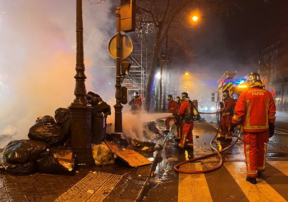 Пожарникари гасят подпалените чували с боклуци във френската столица.