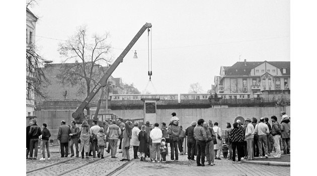 Кадър от демонтажа на Берлинската стена  през 1989 г.

СНИМКА: РУМЯНА ТОНЕВА