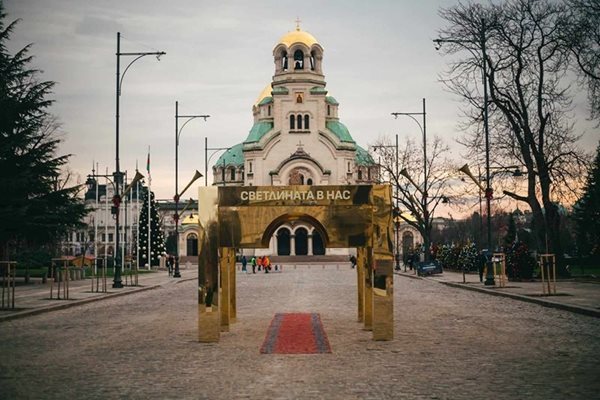 Двойно по-голяма е трябвало да бъде позлатената арка на площад “Александър Невски” в София, която предизвика буря от недоволство в социалните мрежи.