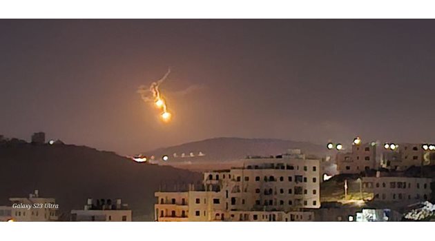 Иран атакува Израел снощи. КАДЪР: Екс/@itsViikii