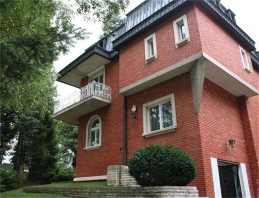 Къщата на Гяуров е декор за сериала и в нея живее психически разстроената героиня на Ваня Цветкова.
