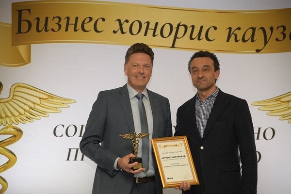 Тим Курт - изпълнителен директор на “Аурубис България”, получи приза си от Даниел Лорер, министър на иновациите и растежа.