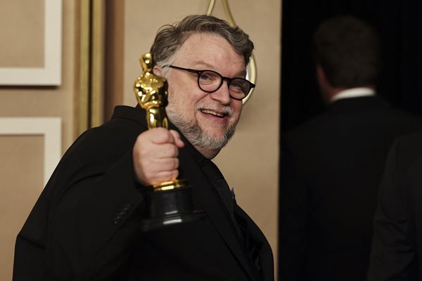 Гийермо дел Торо спечели "Оскар" за най-добър анимационен филм с "Пинокио на Гийермо дел Торо"
СНИМКА: Ройтерс/Mike Blake