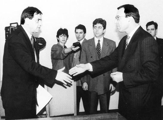 4 февруари 1997 г. Николай Добрев връща мандата на президента Петър Стоянов.
СНИМКА: ИВАН СТОИМЕНОВ