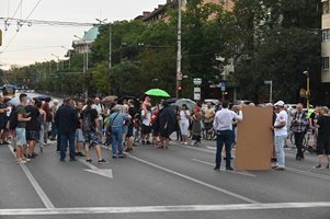 Протестиращи, искащи оставката на Калин Стоянов, блокираха Орлов мост (Снимки)