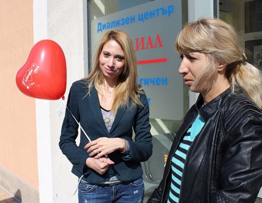 Ива Гургулиева и баба Селима вярват, че детето ще се завърне живо и здраво от Германия.