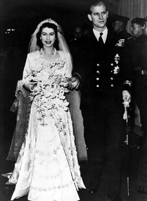 Сватбената рокля на Елизабет е обсипана с 10 000 перли.