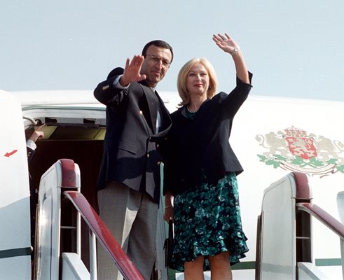 Президентът Петър Стоянов (1997 - 2002) и съпругата му Антонина отпътуват на посещение в САЩ през 2001 г.   СНИМКА: “24 ЧАСА”