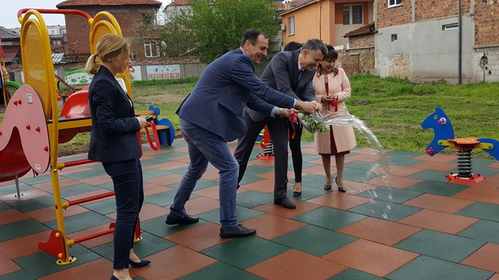 Николай Чунчуков и Георги Титюков откриха двете площадки в ДГ "Лилия".