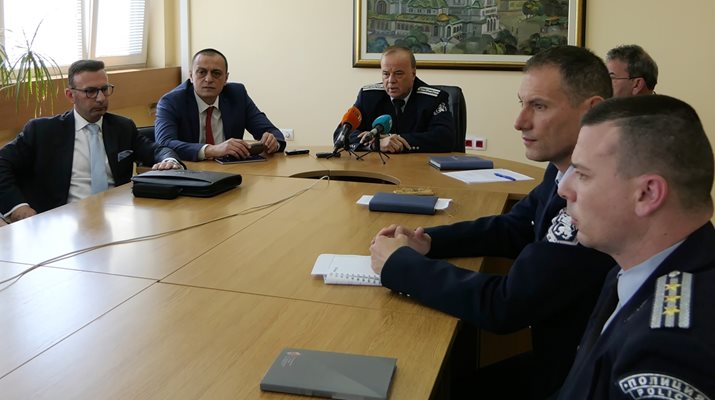 Комисар Тенчо Тенев (в средата) и други полицейски началници разказаха за корупционните практики в Пътна полиция. 
СНИМКА: МВР