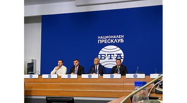 Лидерът на "Възраждане" Костадин Костадинов и трима негови съпартийци дадоха пресконференция в БТА. СНИМКА: 24 ЧАСА