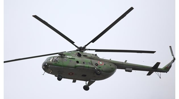 Вертолет от състава на ВВС се включва в гасенето на пожара в Пазарджишко