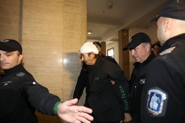 Полицаи водят в съда шофьора Валентин Иванов. Снимка НИКОЛАЙ ЛИТОВ
