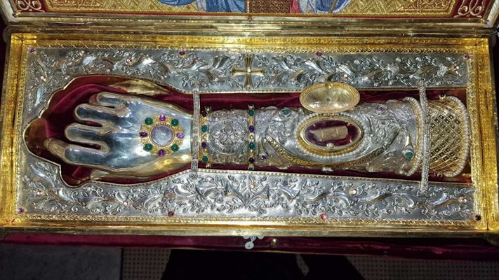 Десницата на свети Георги от Нигрита с частица от чудотворнните мощи